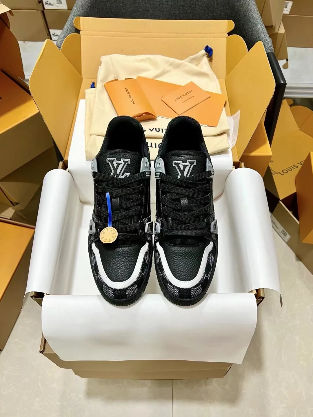 🚗Factory price: 840💰Male size# Dongguan top purchasing version LV trainer "Couple limited series casual sports basketball shoes, good-looking, handsome on the feet, every color is huge and beautiful! A must-have item for fashionistas🛍 Original custom-made embossed grained calfskin (non-market microfiber leather, everyone needs to distinguish!) Symmetrical old pattern washed denim; all accessories and accessories are customized according to the original 1:1 Even the color matching of the shoelaces is 1:1 customized. Many small designs must be original to be seen. The quality lies in the details! The original consistent chip tag can be purchased directly from the LV official website😏 Please look for our quality‼ ️Please pay attention to the market currency materials! Outdoor driver’s driving shoes🚗